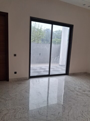 Room in 6 BHK Villa at Vasant Kunj – for Sale