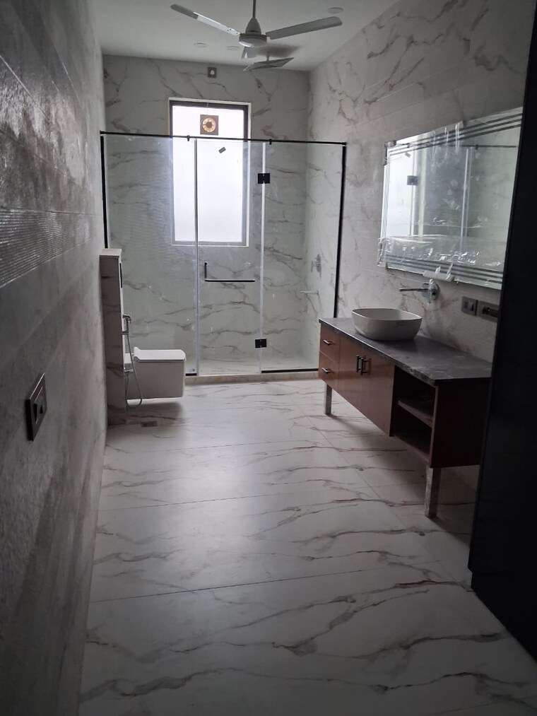Bathroom, vasant kunj 6 Bedroom 1000 Sq.Yd. Villa In Vasant Kunj Delhi 9638872