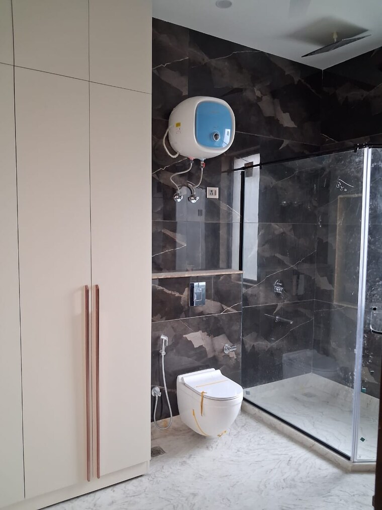 Bathroom, vasant kunj 6 Bedroom 1000 Sq.Yd. Villa In Vasant Kunj Delhi 9638872