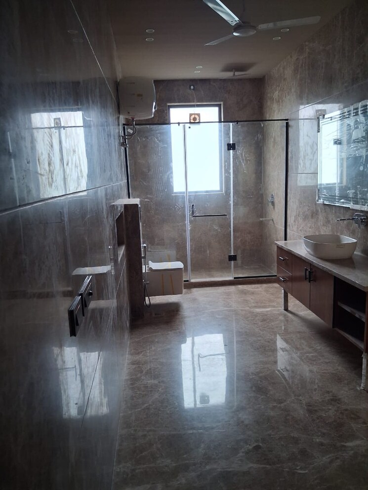 Bathroom, vasant kunj 6 Bedroom 1000 Sq.Yd. Villa In Vasant Kunj Delhi 9638872
