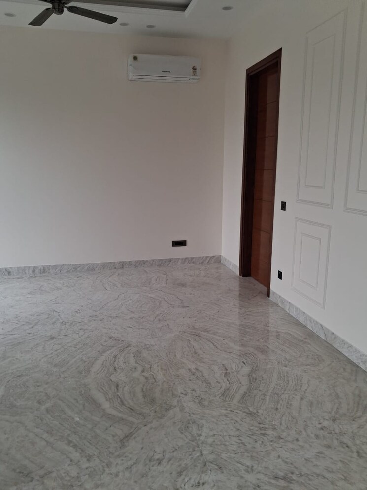 Room, vasant kunj 6 Bedroom 1000 Sq.Yd. Villa In Vasant Kunj Delhi 9638872