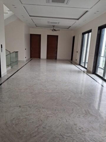 Room in 6 BHK Villa at Vasant Kunj – for Sale