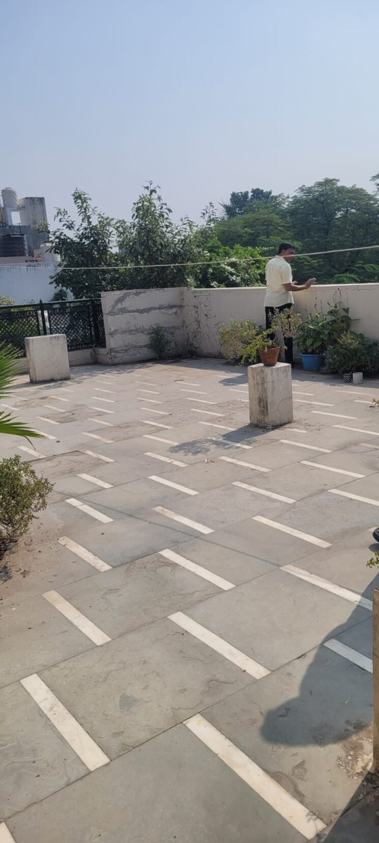 Balcony, sector 41 5 Bedroom 180 Sq.Mt. Villa In Sector 41 Noida 9638903