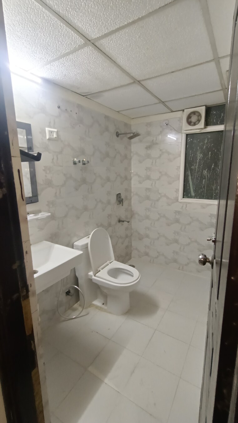 Bathroom, sethi-max-royal 2 Bedroom 1125 Sq.Ft. Apartment In Sector 76 Noida 9638921
