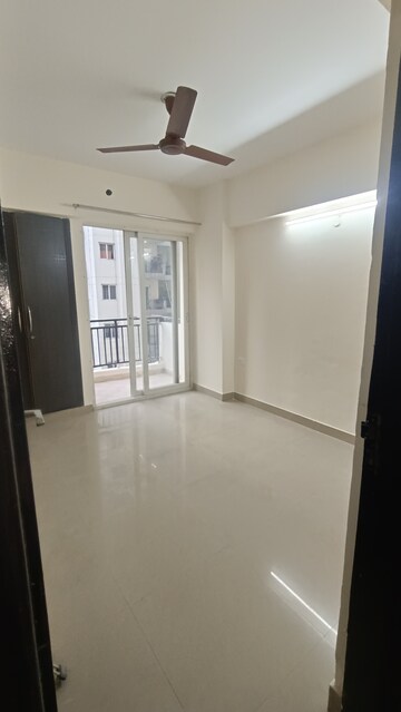 Room in 2 BHK Apartment at Sethi Max Royal, Sector 76 – for Rent