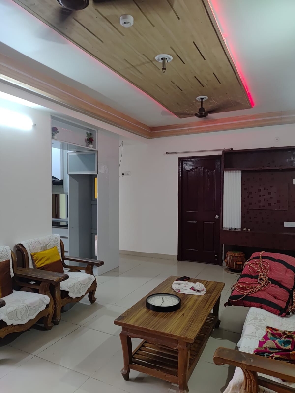 3 BHK + Servant Room Apartment For Rent in Gulmohur Garden