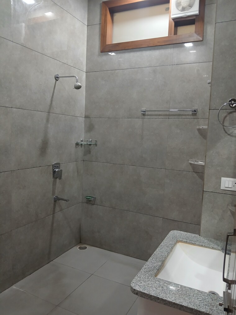 Bathroom, sector 9 2.5 Bedroom 250 Sq.Yd. Builder Floor In Sector 9 Hisar 9638952