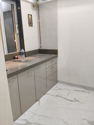 Bathroom in 1 BHK Apartment at Prabhat Residency Santacruz, Santacruz East – for Sale
