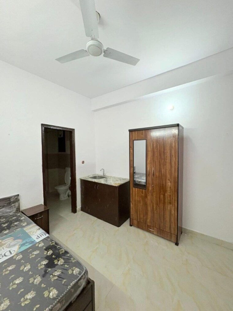 Room, saket 1 RK 350 Sq.Ft. Builder Floor In Saket Delhi 9639032