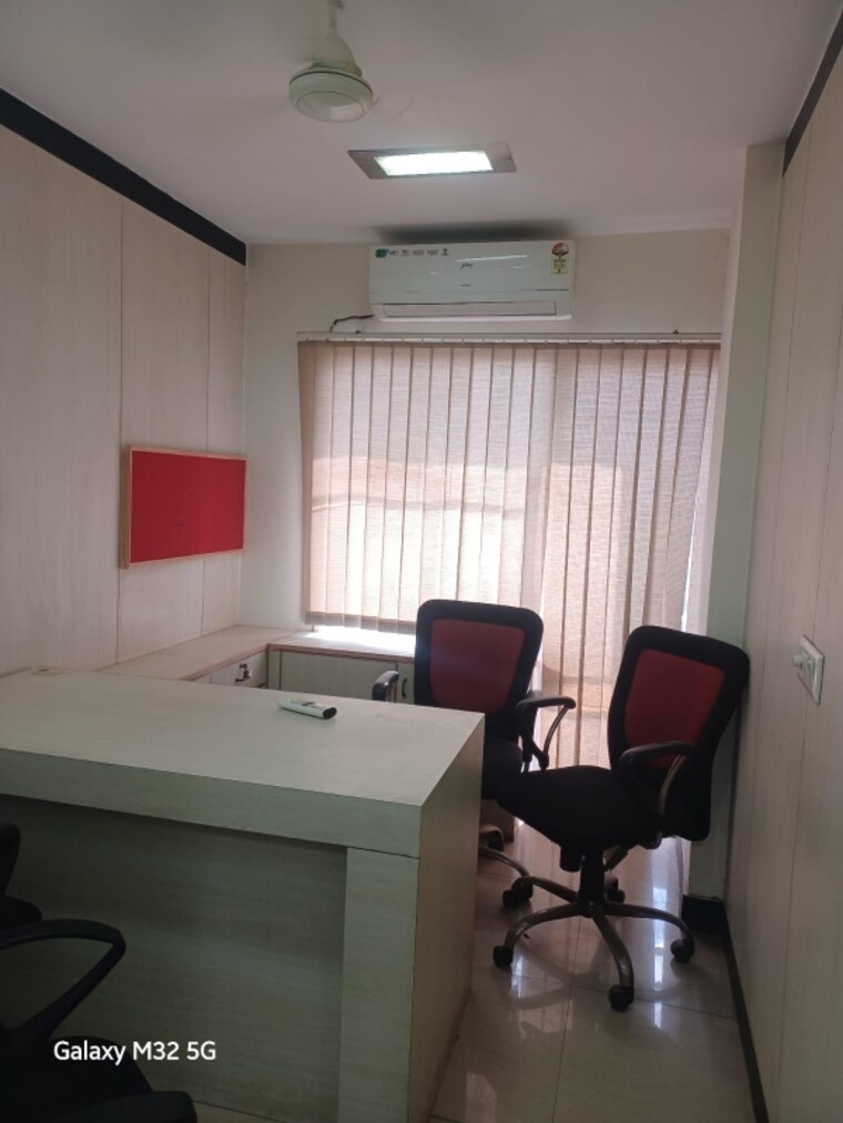 Team Area, nirman vihar Commercial Office Space 689 Sq.Ft. In Nirman Vihar Delhi 9639057