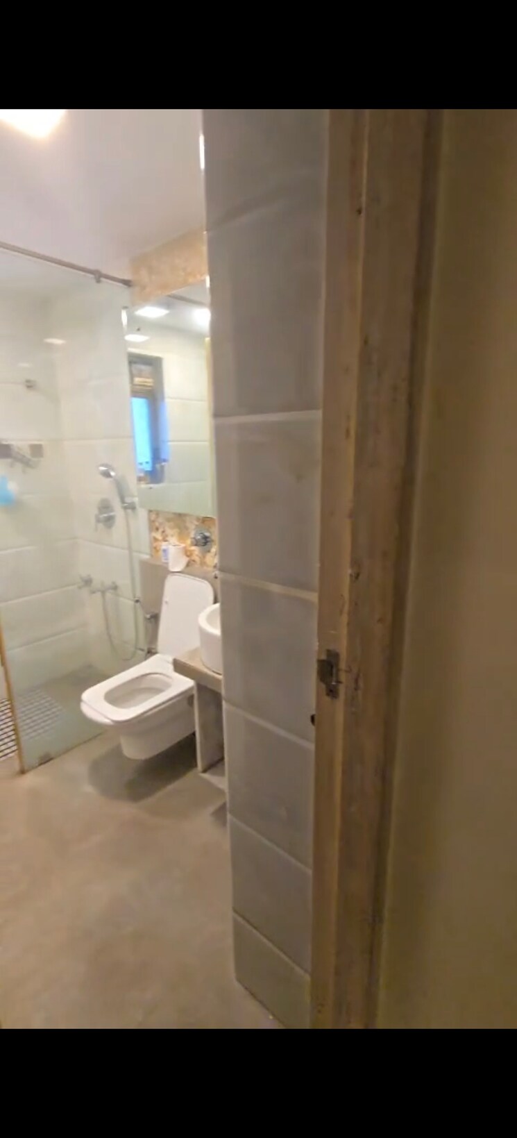 Bathroom, juhu versova link road 2 Bedroom 1000 Sq.Ft. Apartment In Juhu Versova Link Road Mumbai 9639090