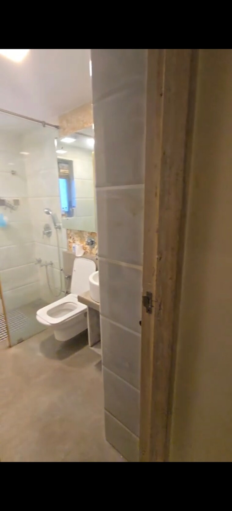 Bathroom, juhu versova link road 2 Bedroom 1000 Sq.Ft. Apartment In Juhu Versova Link Road Mumbai 9639090