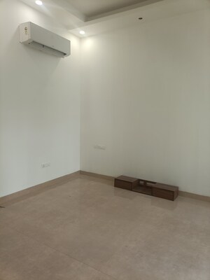 Room in 3 BHK Builder Floor at Sector 52 – for Rent