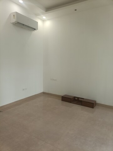 Room in 3 BHK Builder Floor at Sector 52 – for Rent