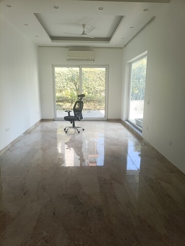 Room in 3 BHK Builder Floor at Sector 52 – for Rent