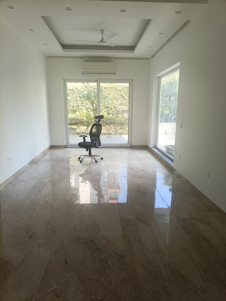 Room, sector 52 3 Bedroom 2300 Sq.Ft. Builder Floor In Sector 52 Gurgaon 9639240