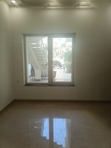 Room in 3 BHK Builder Floor at Sector 52 – for Rent