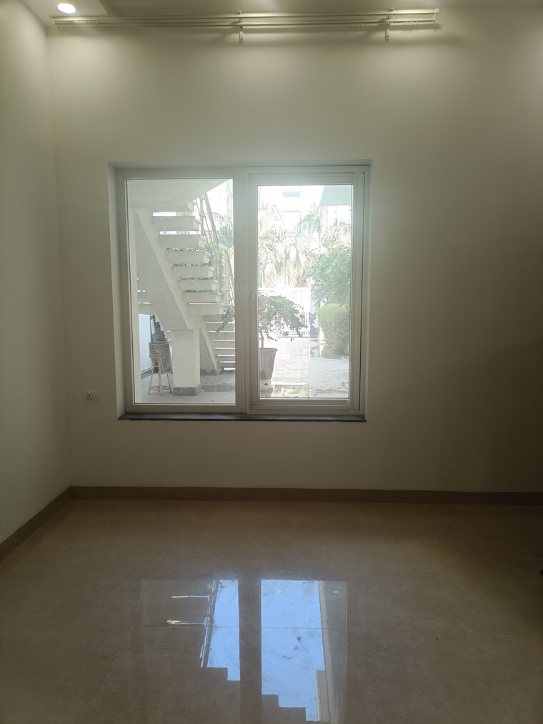 Room, sector 52 3 Bedroom 2300 Sq.Ft. Builder Floor In Sector 52 Gurgaon 9639240