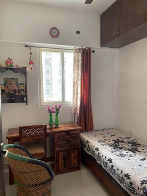 Bedroom in 2.5 BHK Apartment at Apex Golf Avenue, Sector 1 Greater Noida – for Rent