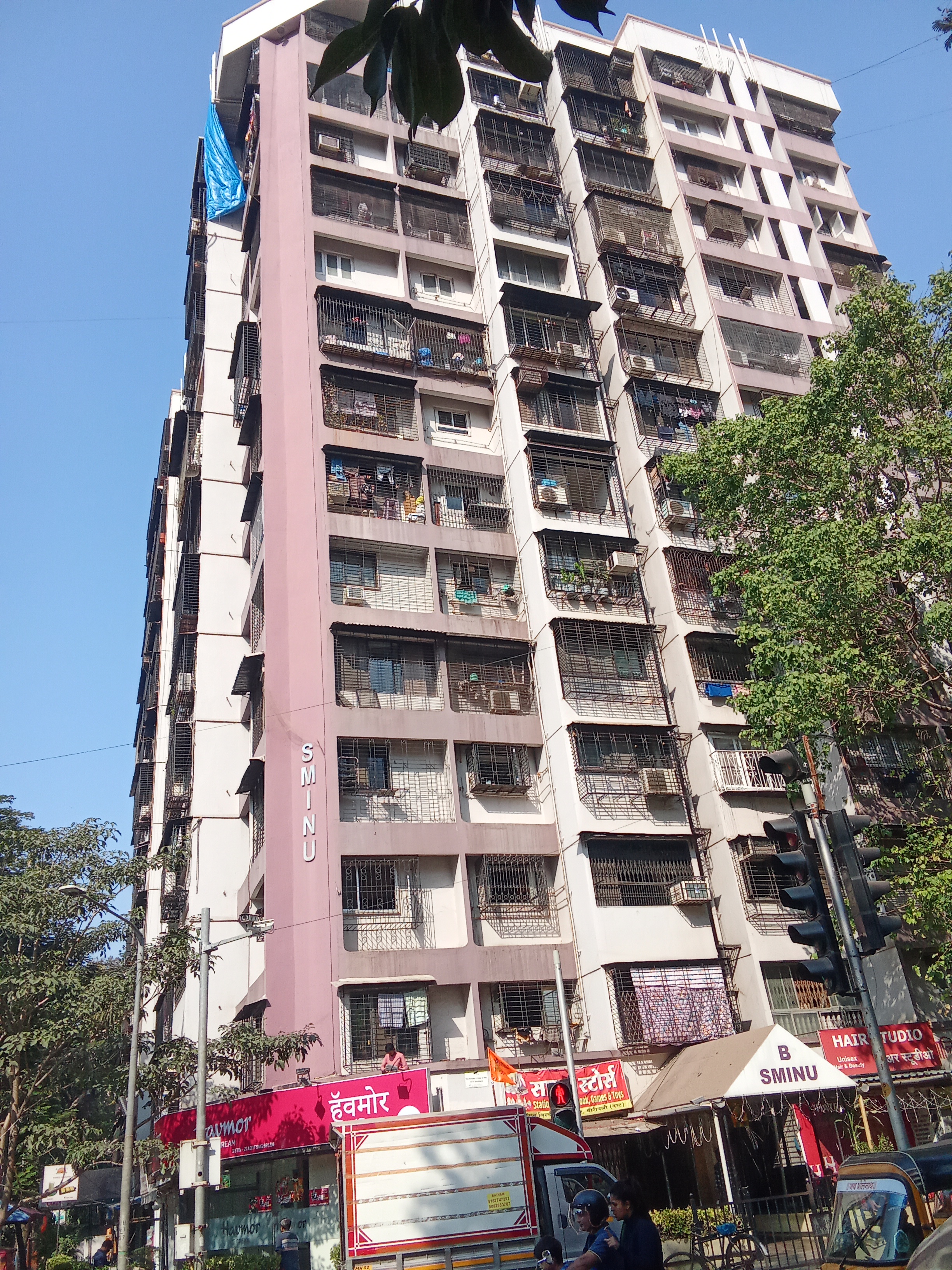 1 BHK 450 Sq.Ft. Apartment in Sminu Towers