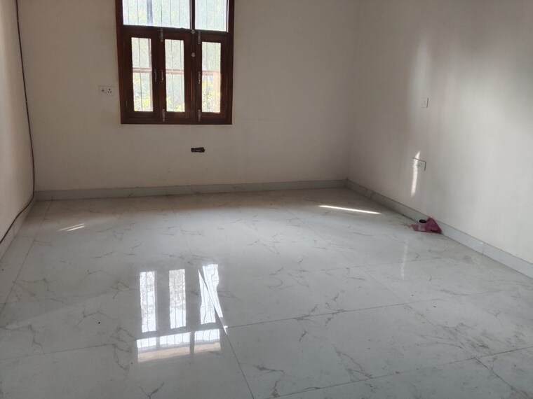 Room, sector 92 2 Bedroom 200 Sq.Mt. Independent House In Sector 92 Noida 9639281