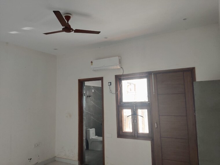 Room, sector 92 2 Bedroom 200 Sq.Mt. Independent House In Sector 92 Noida 9639281