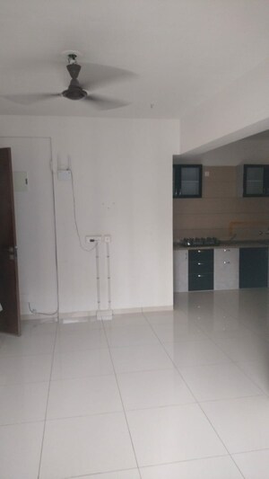 Room in 2 BHK Apartment at Sun Atmosphere, Shela – for Rent