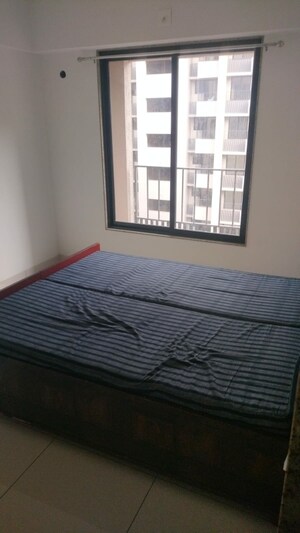 Room in 2 BHK Apartment at Sun Atmosphere, Shela – for Rent