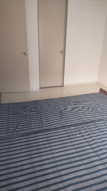 Room in 2 BHK Apartment at Sun Atmosphere, Shela – for Rent