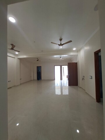 Room in 4 BHK Builder Floor at RWA Apartments Sector 26, Sector 26 – for Rent