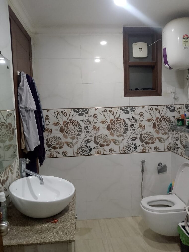 Bathroom, unitech-vista-villas 5 Bedroom 6000 Sq.Ft. Villa In Sector 45 Gurgaon 9639617