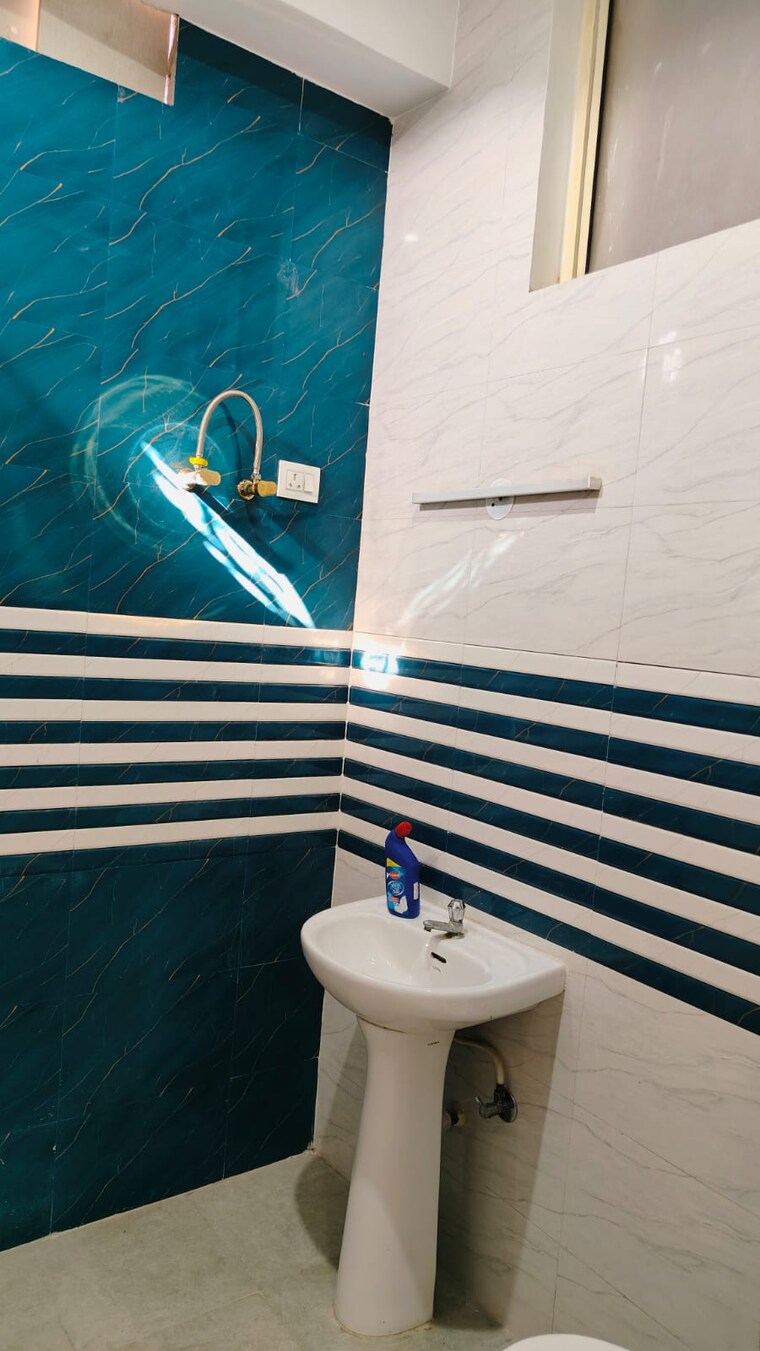 Bathroom, slf-indraprastha-apartments 2.5 Bedroom 200 Sq.Ft. Builder Floor In Sector 30 Faridabad 9639652