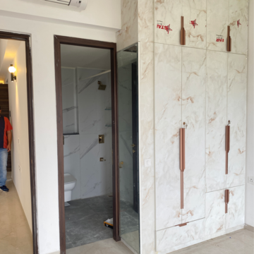 Building Lobby in 3.5 BHK Apartment at Smart World Orchard, Sector 61 – for Rent