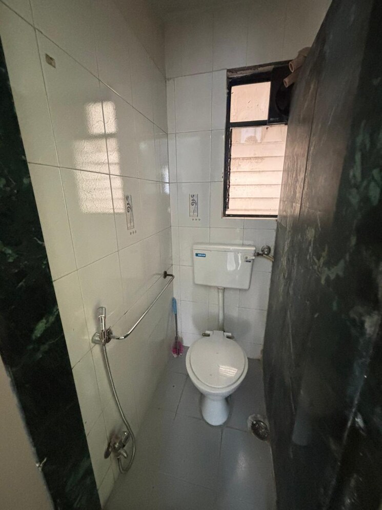 Bathroom, minal-chs-erandwane 2 Bedroom 900 Sq.Ft. Apartment In Erandwane Pune 9639689