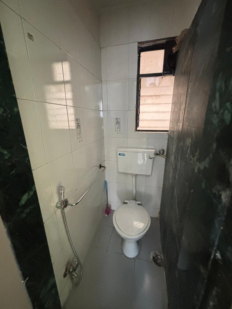 Bathroom, minal-chs-erandwane 2 Bedroom 900 Sq.Ft. Apartment In Erandwane Pune 9639689