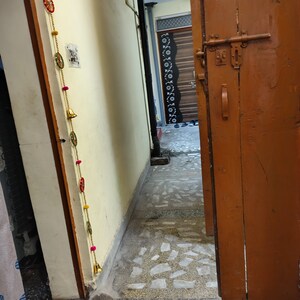 Furnished Amenities in 1.5 BHK Apartment at RWA Qutab Enclave, Katwaria Sarai – for Rent