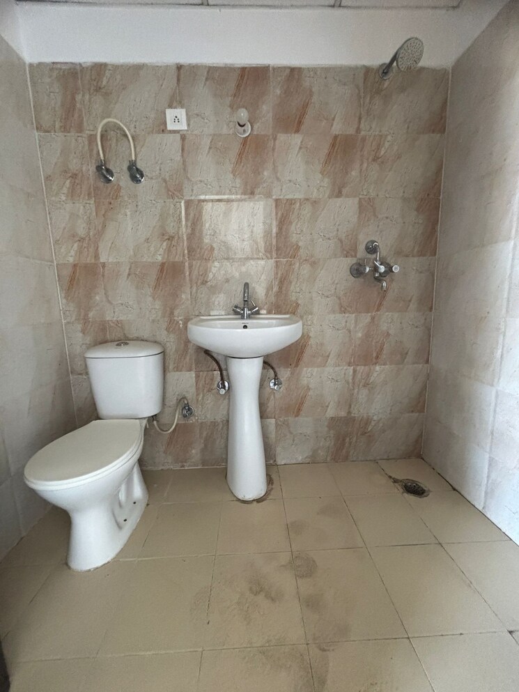 Bathroom, jm-florence 2.5 Bedroom 1219 Sq.Ft. Apartment In Tech Zone 4 Greater Noida Greater Noida 9639783