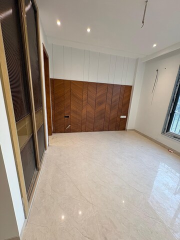 Room in 4 BHK Apartment at Anant Raj Ashok Estate, Sector 63a – for Rent