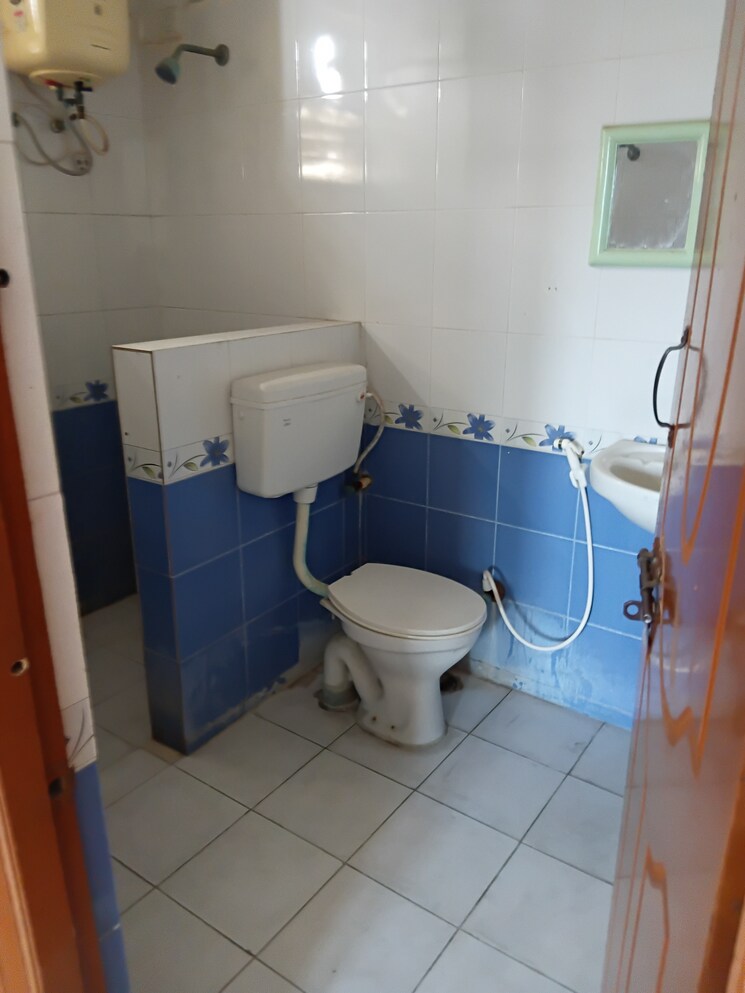 Bathroom, khajaguda 3 Bedroom 2000 Sq.Ft. Apartment In Khajaguda Hyderabad 9639838