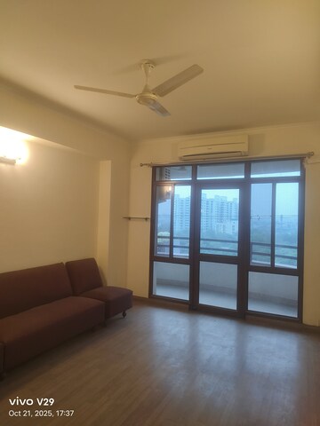 Room in 4 BHK Apartment at DLF Belvedere Towers, Sector 24 – for Rent
