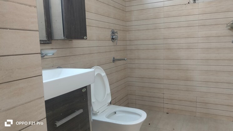Bathroom, unitech-south-city-ii 3 Bedroom 1700 Sq.Ft. Builder Floor In Sector 50 Gurgaon 9640135