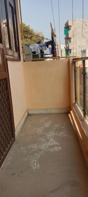 Room in 2 BHK Builder Floor at Saket – for Rent