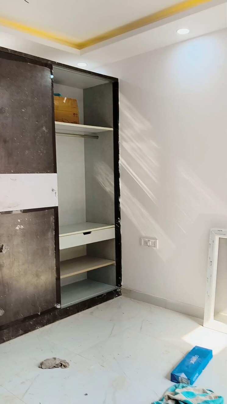 Room, sector 10 dwarka 3 Bedroom 1630 Sq.Ft. Apartment In Sector 10 Dwarka Delhi 9637575