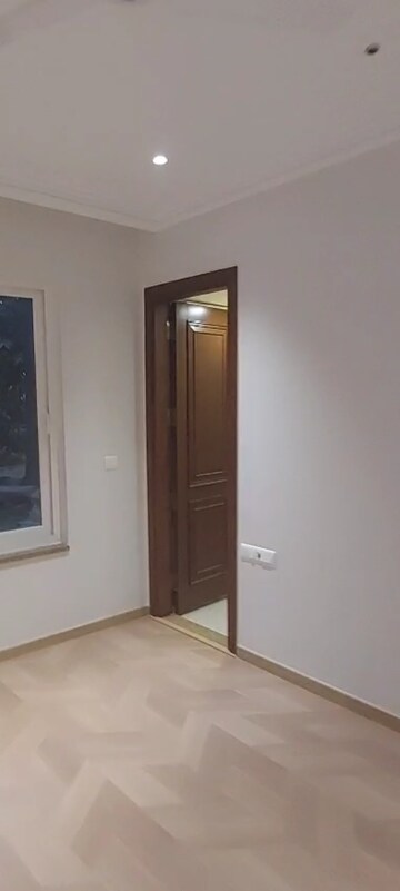 Room in 4 BHK Apartment at Vasant Kunj – for Sale