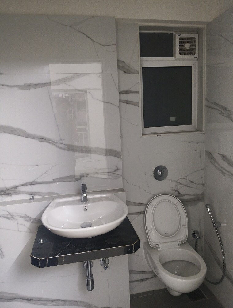 Bathroom, chandiwala-pearl-regency 2 Bedroom 491 Sq.Ft. Apartment In Andheri West Mumbai 9640392