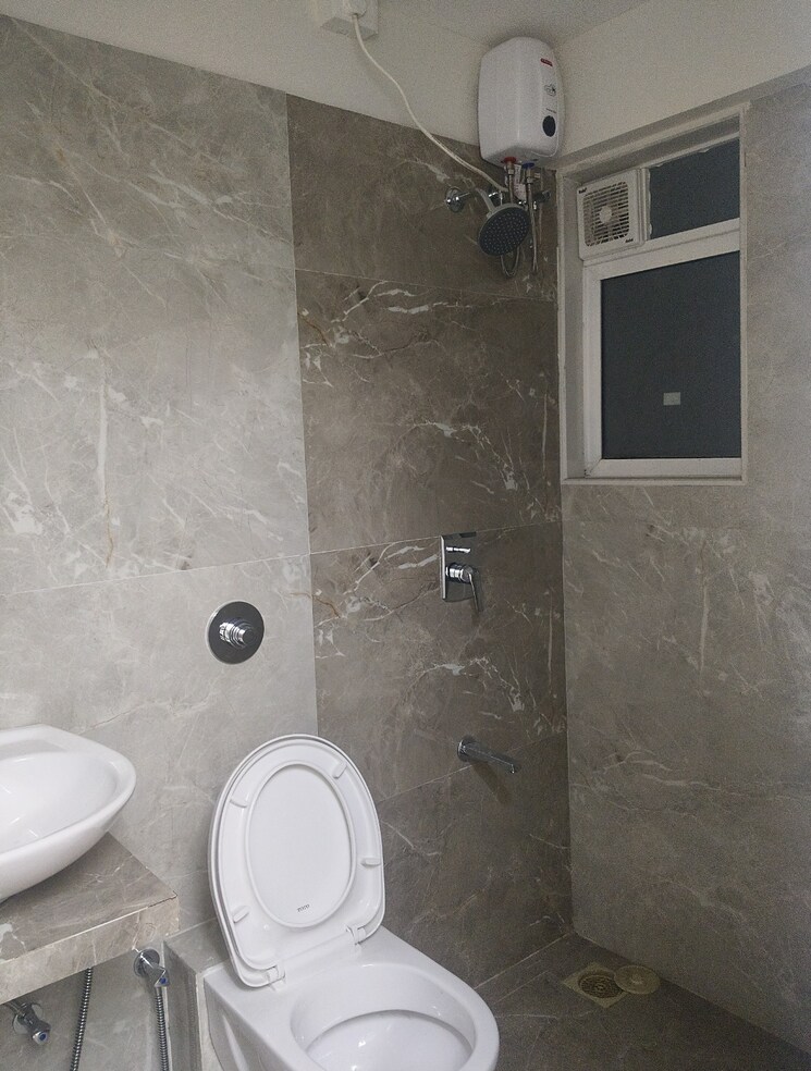 Bathroom, chandiwala-pearl-regency 2 Bedroom 491 Sq.Ft. Apartment In Andheri West Mumbai 9640392