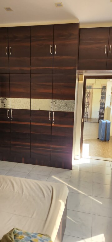 Room in 2 BHK Apartment at Mahaveer Tower, Worli – for Rent