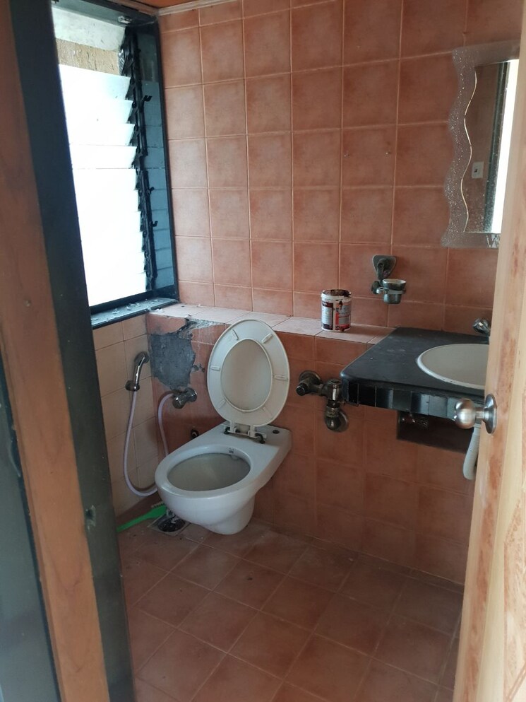 Bathroom, yug-dharma-cooperative-hsg-society 2 Bedroom 670 Sq.Ft. Apartment In Goregaon West Mumbai 9640597