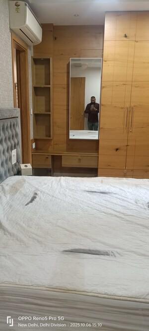 Room in 4 BHK Builder Floor at Janakpuri – for Sale