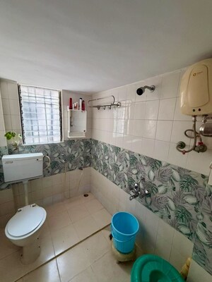 Team Area in 2 BHK Apartment at Kandivali East – for Rent